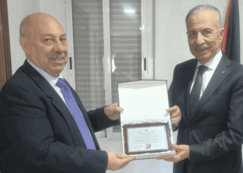 The president of CIHAR, Abdo Tounsi, gives the recognition plaque to the Palestinian ambassador, Husni Abdel Wahed. /Photo: JDL