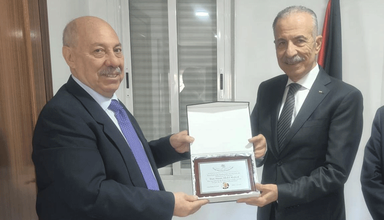 The president of CIHAR, Abdo Tounsi, gives the recognition plaque to the Palestinian ambassador, Husni Abdel Wahed. /Photo: JDL