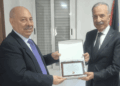 El presidente de CIHAR, Abdo Tounsi, entrega la placa de reconocimiento al embajador palestino, Husni Abdel Wahed. /Foto: JDL