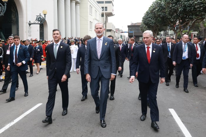 King Felipe walks to the Palace of Congress and the Inquisition, along with the other heads of state, for Fujimori's inauguration. / Photo: Casa de SM el Rey