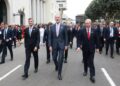 Don Felipe se dirige a pie al Palacio del Congreso y la Inquisición, junto a los demás jefes de Estado, para la toma de posesión de Fujimori./ Foto: Casa de SM el Rey