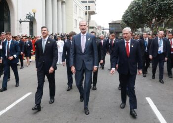 Don Felipe se dirige a pie al Palacio del Congreso y la Inquisición, junto a los demás jefes de Estado, para la toma de posesión de Fujimori./ Foto: Casa de SM el Rey