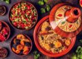 Tajine tradicional marroquí de pollo con frutas secas y especias./ Foto: tbralnina / iStock