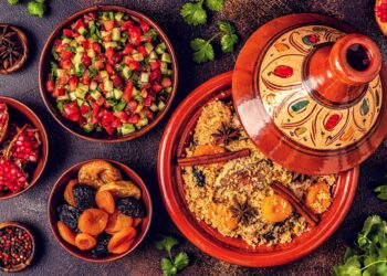 Tajine tradicional marroquí de pollo con frutas secas y especias./ Foto: tbralnina / iStock