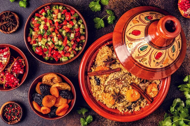 Tajine tradicional marroquí de pollo con frutas secas y especias./ Foto: tbralnina / iStock