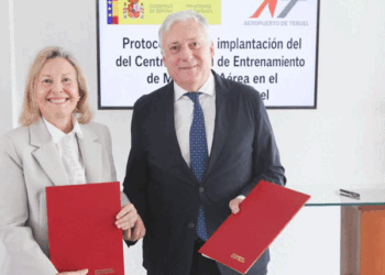 The Secretary of State for Defense, María Amparo Valcarce, and the president of the Teruel Airport Consortium, Octavio López, have signed the protocol for the promotion of CIEMA. /Photo: Javier Escriche