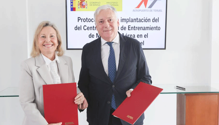 La secretaria de Estado de Defensa, María Amparo Valcarce, y el presidente del Consorcio del Aeropuerto de Teruel, Octavio López, han firmado el protocolo para el impulso del CIEMA. /Foto: Javier Escriche