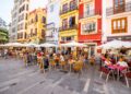 Tourists on a terrace in Valencia. / Photo: RossHelen / iStock