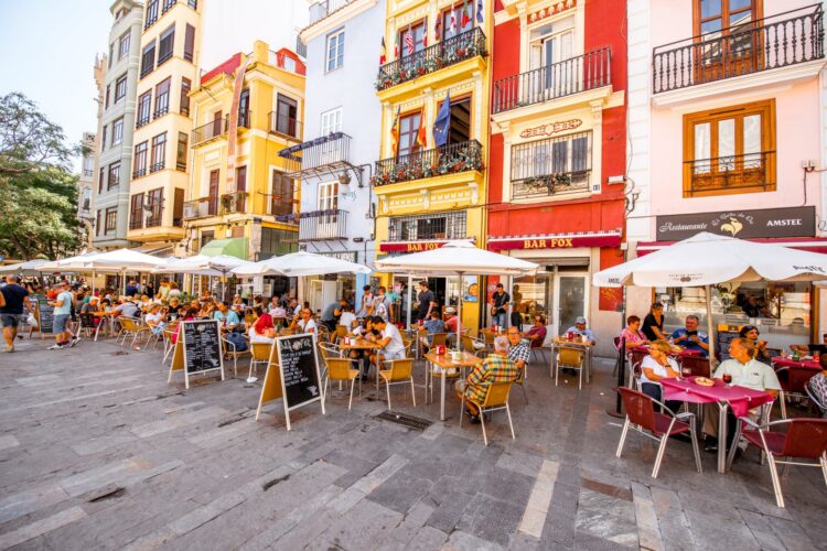 Turistas en una terraza de Valencia./ Foto: RossHelen / iStock