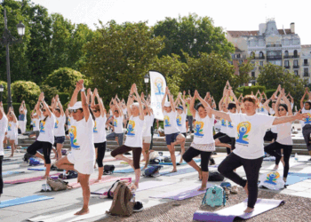 Madrid’s Plaza de Oriente was filled with yoga enthusiasts. /Photos: Courtesy of the Embassy of India