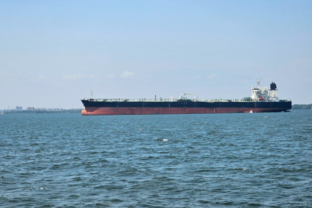 Un carguero navega por el lago Maracaibo, en Venezuela./ Foto: Guary Otero
