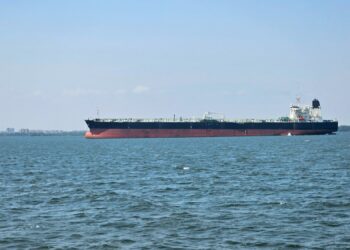 Un carguero navega por el lago Maracaibo, en Venezuela./ Foto: Guary Otero