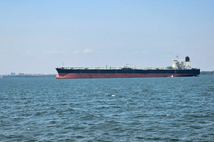 Un carguero navega por el lago Maracaibo, en Venezuela./ Foto: Guary Otero