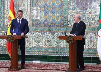Pedro Sánchez y Abdelmadjid Tebboune en la declaración institucional ante los medios de comunicación./ Foto: Pool Moncloa / Fernando Calvo