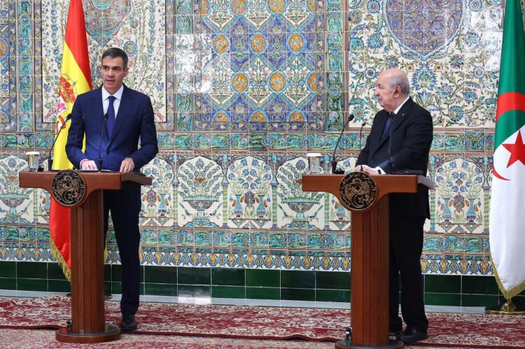 Pedro Sánchez y Abdelmadjid Tebboune en la declaración institucional ante los medios de comunicación./ Foto: Pool Moncloa / Fernando Calvo