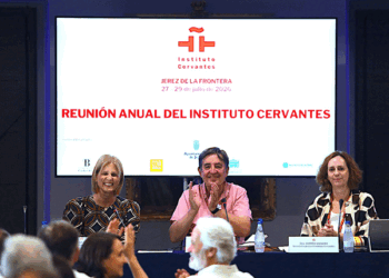 De izquierda a derecha: María José García Pelayo, alcaldesa de Jerez de la Frontera; Luis García Montero, director del Instituto Cervantes, y Carmen noguero, secretaria general del Instituto Cervantes. /Foto: Ayuntamiento de Jerez de la Frontera
