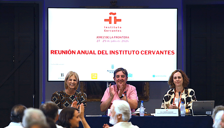 De izquierda a derecha: María José García Pelayo, alcaldesa de Jerez de la Frontera; Luis García Montero, director del Instituto Cervantes, y Carmen noguero, secretaria general del Instituto Cervantes. /Foto: Ayuntamiento de Jerez de la Frontera