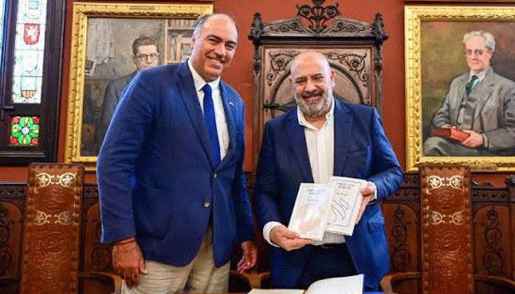 The Argentinian Ambassador with the Mayor of Palma, Jaime MartÃnez Llabrés./ Photo: Palma's City Hall