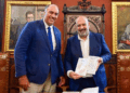 El embajador argentino con el Alcalde de Palma, Jaime Martínez Llabrés./ Foto: Ayuntamiento de Palma