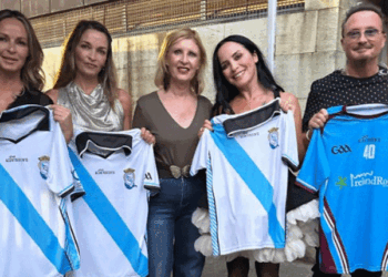The Corrs y Gwen Colvin posan con las camisetas del Keltoi, el club vigués de fútbol gaélico. /Foto: Cortesía de la Embajada de Irlanda