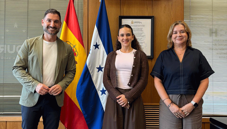Meeting at the Consulate General of Honduras in Valencia. From left to right, Stephane Soriano, Director of Equality and Diversity of the Valencian Generalitat; Mission Chief, Daniela Asfura, and Vice-Consul, Mirna Galeano. /Photo: Courtesy of the Honduran Embassy