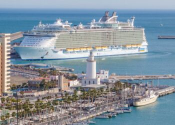 A cruise ship in Malaga./ Photo: Aitormmfoto / iStock
