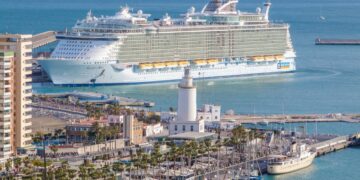 A cruise ship in Malaga./ Photo: Aitormmfoto / iStock