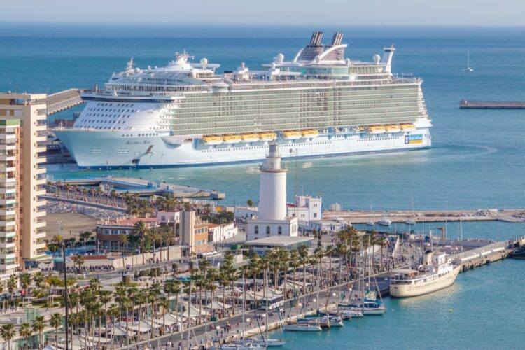 A cruise ship in Malaga./ Photo: Aitormmfoto / iStock