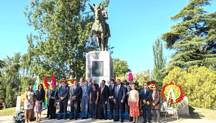 Foto familiar de los miembros del Cuerpo Diplomático asistentes a la conmemoración. Fotos: JDL