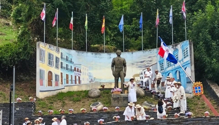 The Dominican flag flies on the monument to the emigrant in the Asturian town of Pola de Allende. /Photos: Courtesy of the Embassy of the Dominican Republic