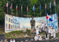 La bandera dominicana ondea en el monumento al Emigrante de la localidad asturiana de Pola de Allende. /Fotos: Cortesía de la Embajada de la República Dominicana