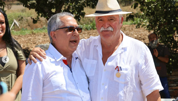 El embajador de Cuba, Marcelino Medina, junto a uno de los condecorados, Ángel García Seoane, alcalde de Oleiros. /Fotos: Cortesía de la Embajada de Cuba