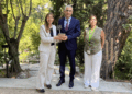 The ambassador of Cyprus, Michalis Ioannou, accompanied by the director of RJB-CSIC, María-Paz Martín (on the left), and Beatriz Perlines, head of the Garden and Wooded Unit, section I, of the Garden. /Photo: Courtesy of RJB-CSIC