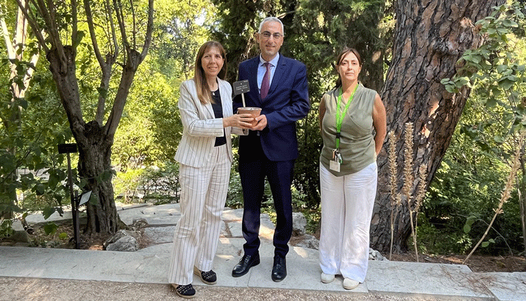 El embajador de Chipre, Michalis Ioannou, acompañado por la directora del RJB-CSIC, María-Paz Martín (a la izquierda), y Beatriz Perlines, jefa de la Unidad de Jardín y Arbolado, sección I, del Jardín. /Foto: Cortesía del RJB-CSIC