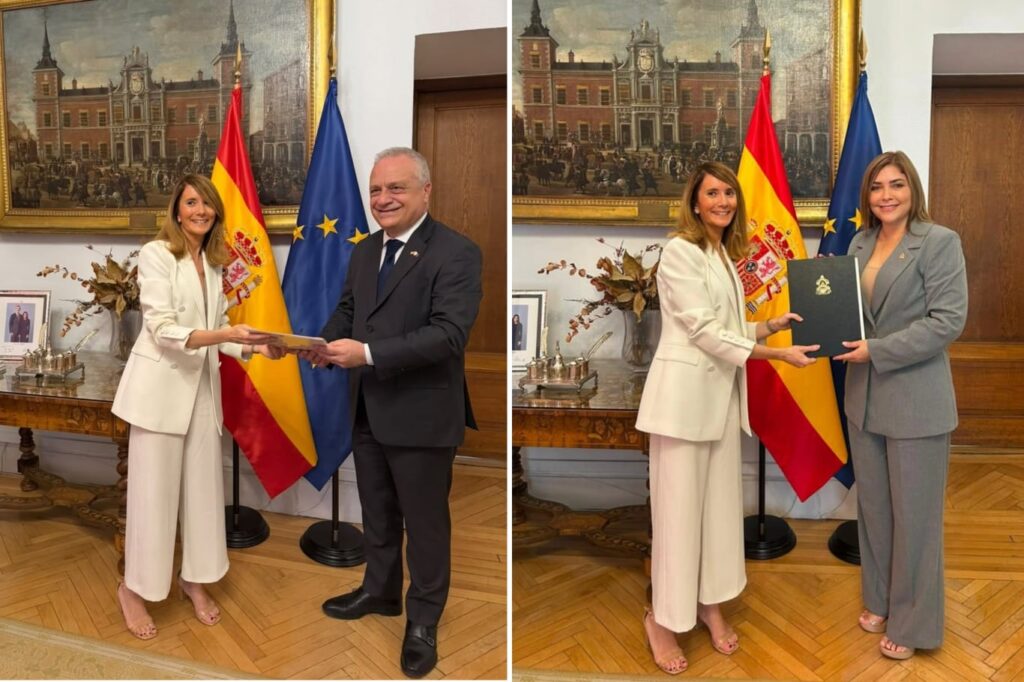 El embajador de Malta, Simon Pullicino, y la embajadora de Honduras, Ana Paola Hall, presentaron esta semana sus Copias de Estilo en el Ministerio de Asuntos Exteriores.
