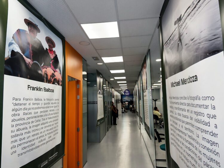Instalación de la exposición fotográfica Ecos de Identidad, una destacada iniciativa de la vicepresidencia de la República del Ecuador, María José Pinto. /Fotos: Cortesía del Consulado General del Ecuador en Madrid