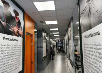 Installation of the photographic exhibition Echoes of Identity, a prominent initiative of the vice president of the Republic of Ecuador, María José Pinto. /Photos: Courtesy of the Consulate General of Ecuador in Madrid