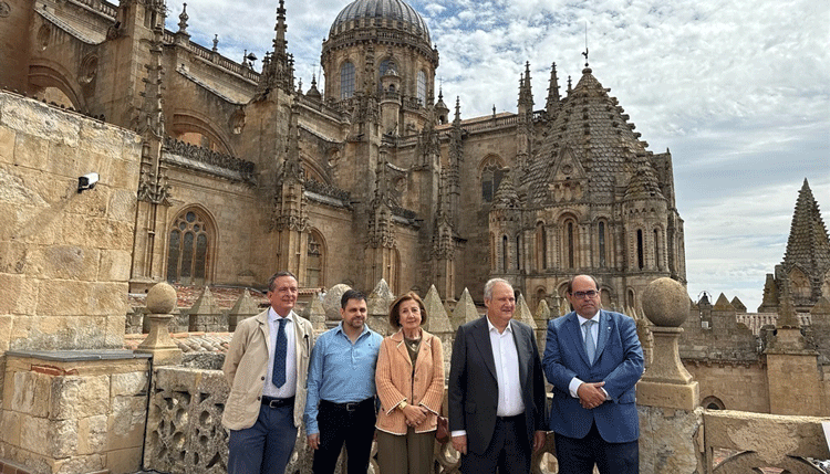 The Minister of Industry and Tourism, Jordi Hereu (second from the right), during his visit to Salamanca