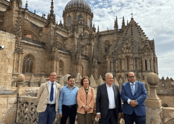 El ministro de Industria y Turismo, Jordi Hereu (segundo por la derecha), durante su visita a Salamanca