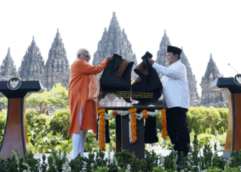 El primer ministro, Shri Narendra Modi, junto a Prabowo Subianto, presidente de Indonesia, visitó el Complejo del Templo de Prambanan, un sitio del Patrimonio Mundial de la UNESCO, en Yogyakarta (Indonesia). /Foto: Cortesía de la Embajada de la India