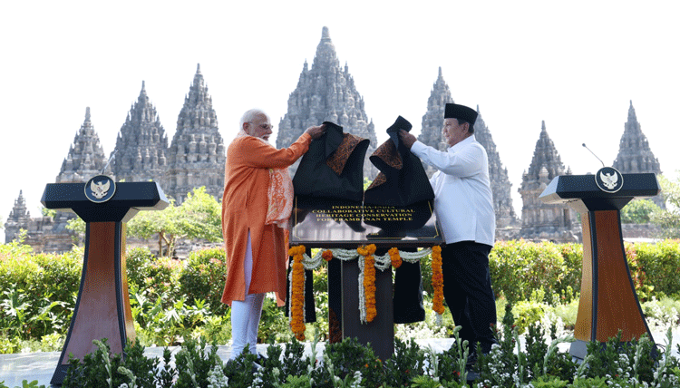 El primer ministro, Shri Narendra Modi, junto a Prabowo Subianto, presidente de Indonesia, visitó el Complejo del Templo de Prambanan, un sitio del Patrimonio Mundial de la UNESCO, en Yogyakarta (Indonesia). /Foto: Cortesía de la Embajada de la India