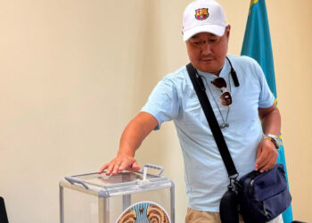 Un ciudadano kazajo vota en España./ Foto: Cortesía de la Embajada de Kazajistán