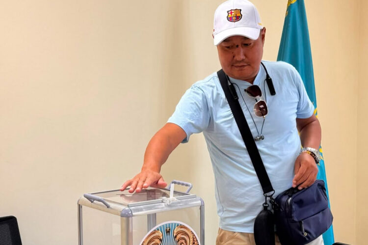 Un ciudadano kazajo vota en España./ Foto: Cortesía de la Embajada de Kazajistán