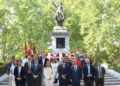 Embajadores y representantes de las delegaciones hispanoamericanas posan a los pies de la estatua ecuestre del general José de San Martín. /Foto: Cortesía de la Embajada del Perú