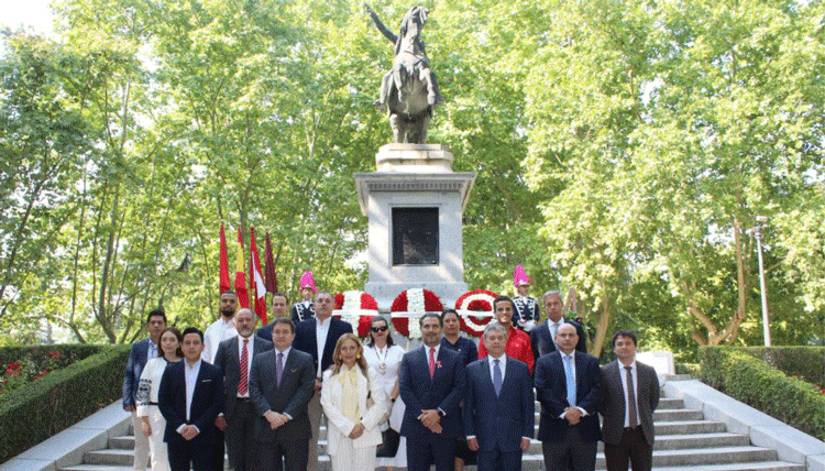 Embajadores y representantes de las delegaciones hispanoamericanas posan a los pies de la estatua ecuestre del general José de San Martín. /Foto: Cortesía de la Embajada del Perú