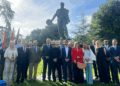 Members of the Diplomatic Corps at the foot of the monument to José Artigas, in Madrid’s Parque del Oeste. /Photo: Courtesy of the Uruguayan Embassy