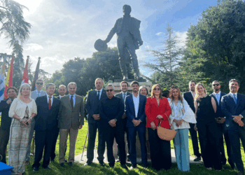 Members of the Diplomatic Corps at the foot of the monument to José Artigas, in Madrid’s Parque del Oeste. /Photo: Courtesy of the Uruguayan Embassy