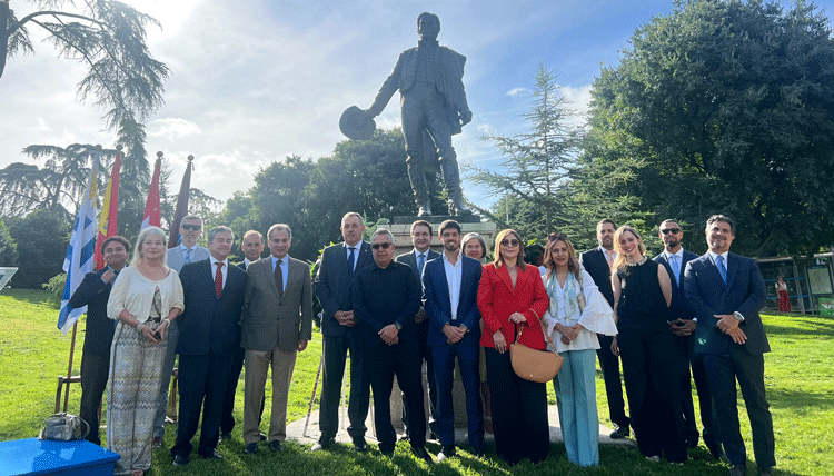 Members of the Diplomatic Corps at the foot of the monument to José Artigas, in Madrid’s Parque del Oeste. /Photo: Courtesy of the Uruguayan Embassy