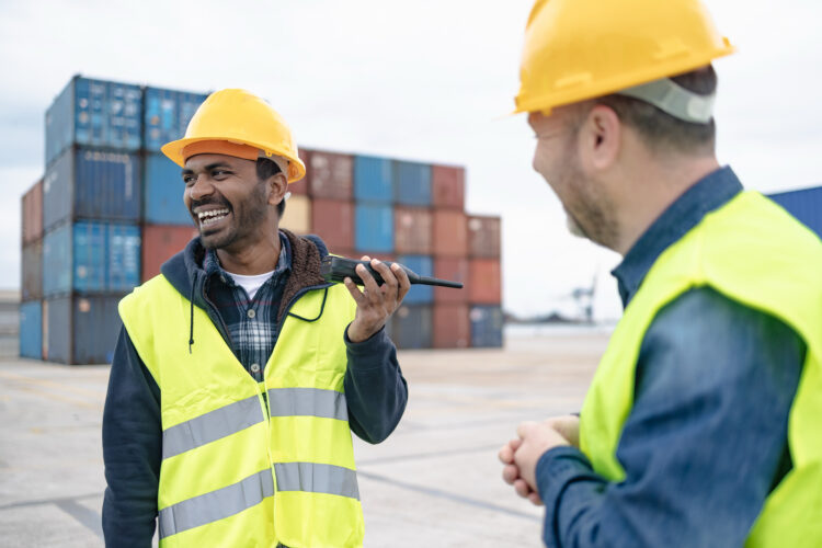A Pakistani worker with a Spanish worker at the port of Valencia. / Photo: Alessandro Biascioli / iStock