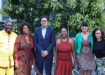 De izquierda a derecha: Joel Chikapa-Phiri, presidente de KAG; Sankie D. Mthembi-Mahanyele, embajadora Sudafricana en España; Óscar López, ministro español de Transformación Digital y Servicio Público; Tshepiso Chikapa-Phiri, CEO de KAG; María González Veracruz, secretaria de Estado de Digitalización e Inteligencia Artificial (España), y María Coronado, directora Audiovisual de SETT. Foto: Cortesía de la Embajada de Sudáfrica